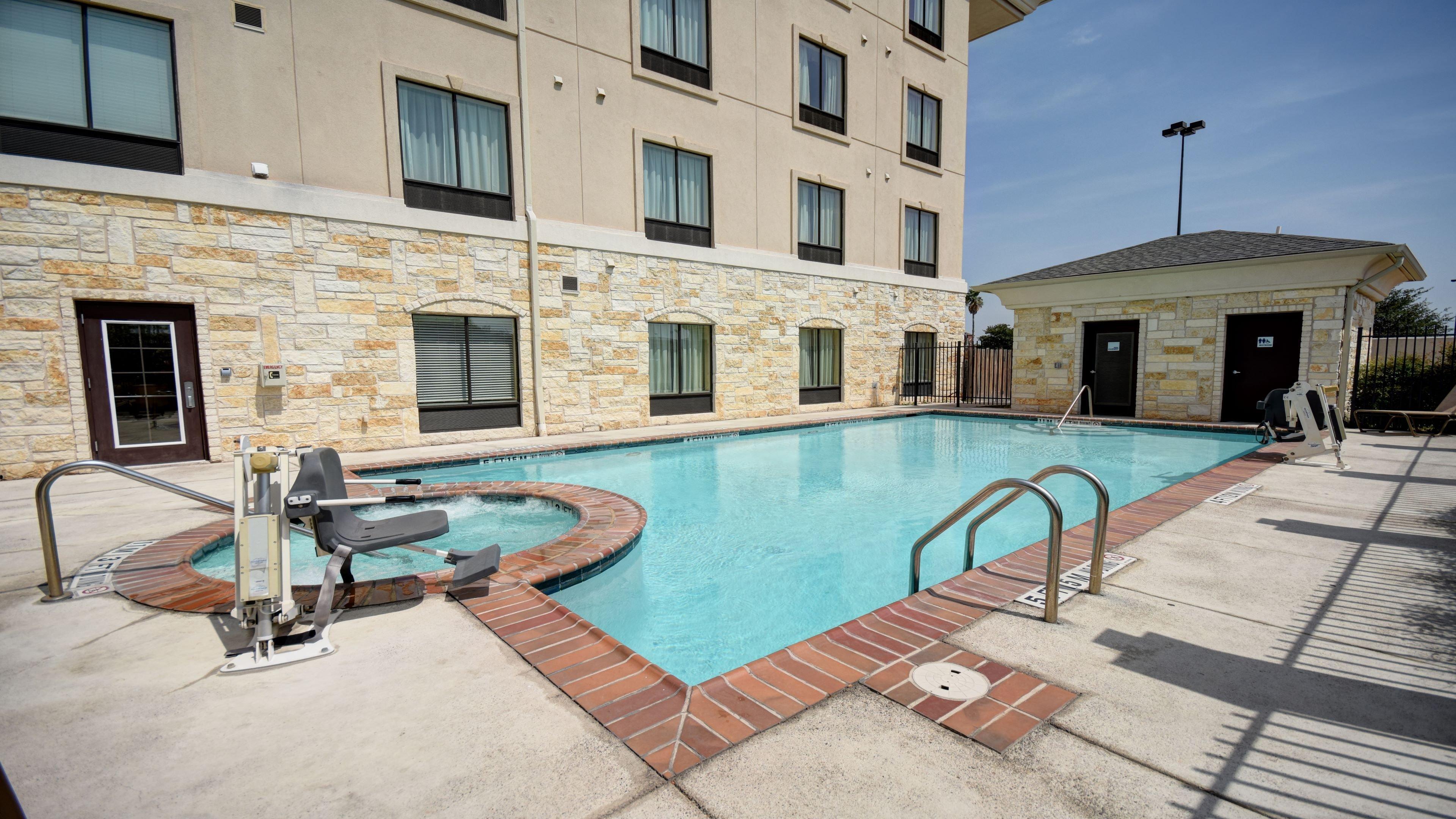 Holiday Inn Express & Suites Del Rio By Ihg Exterior photo
