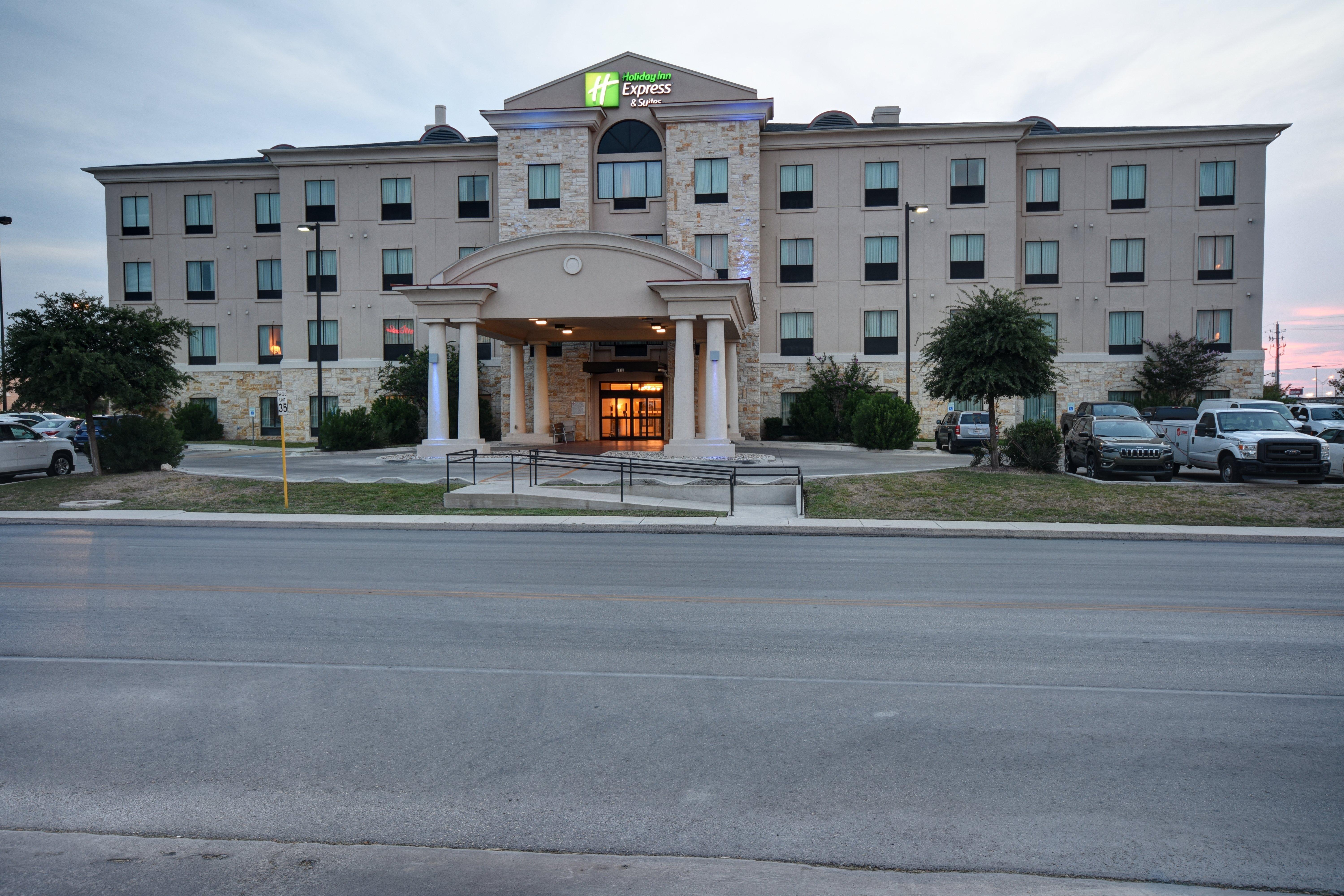 Holiday Inn Express & Suites Del Rio By Ihg Exterior photo