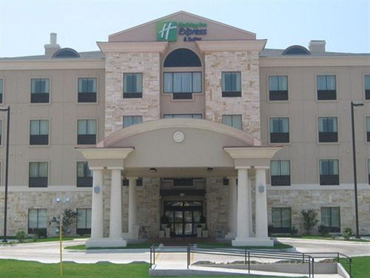 Holiday Inn Express & Suites Del Rio By Ihg Exterior photo