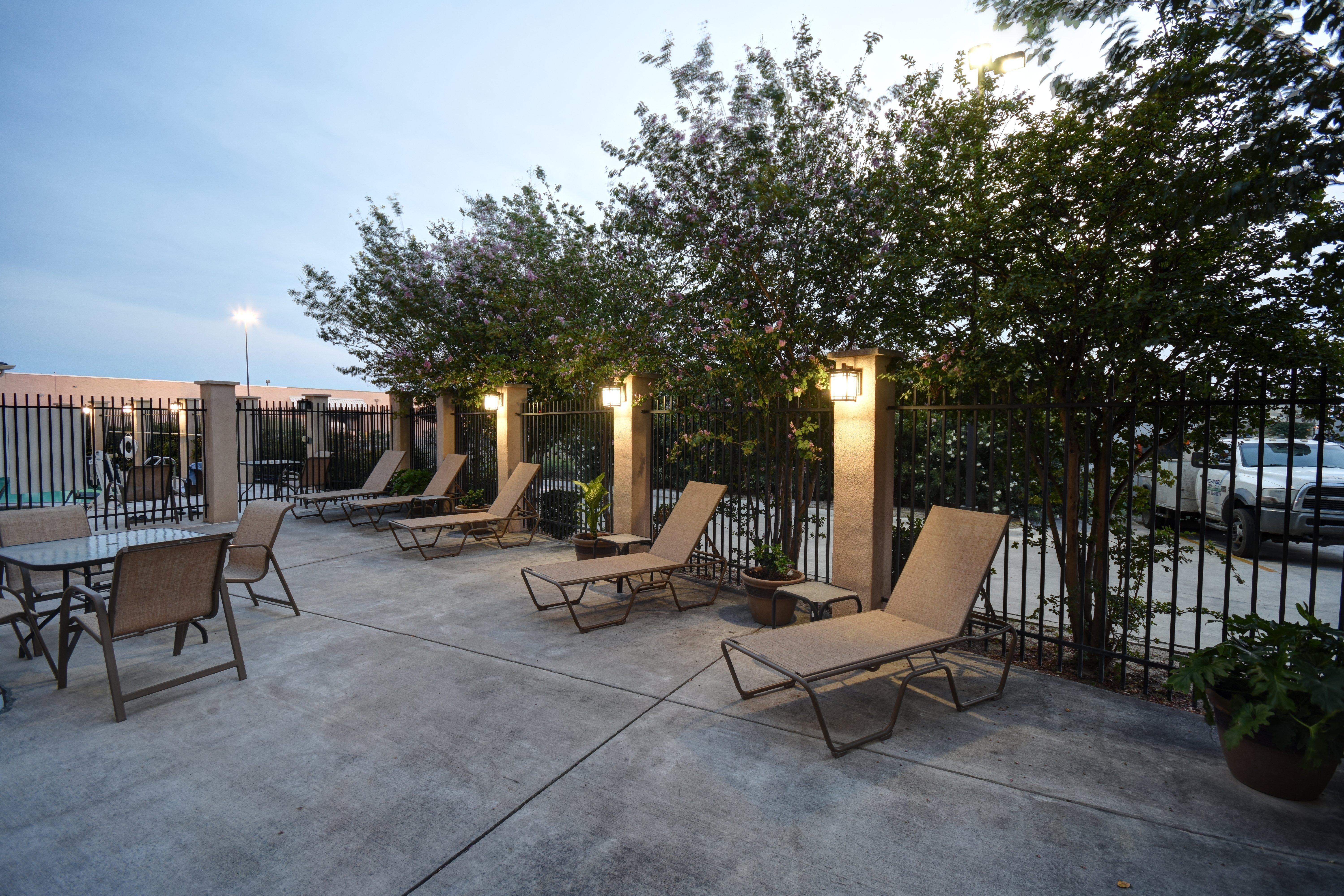 Holiday Inn Express & Suites Del Rio By Ihg Exterior photo