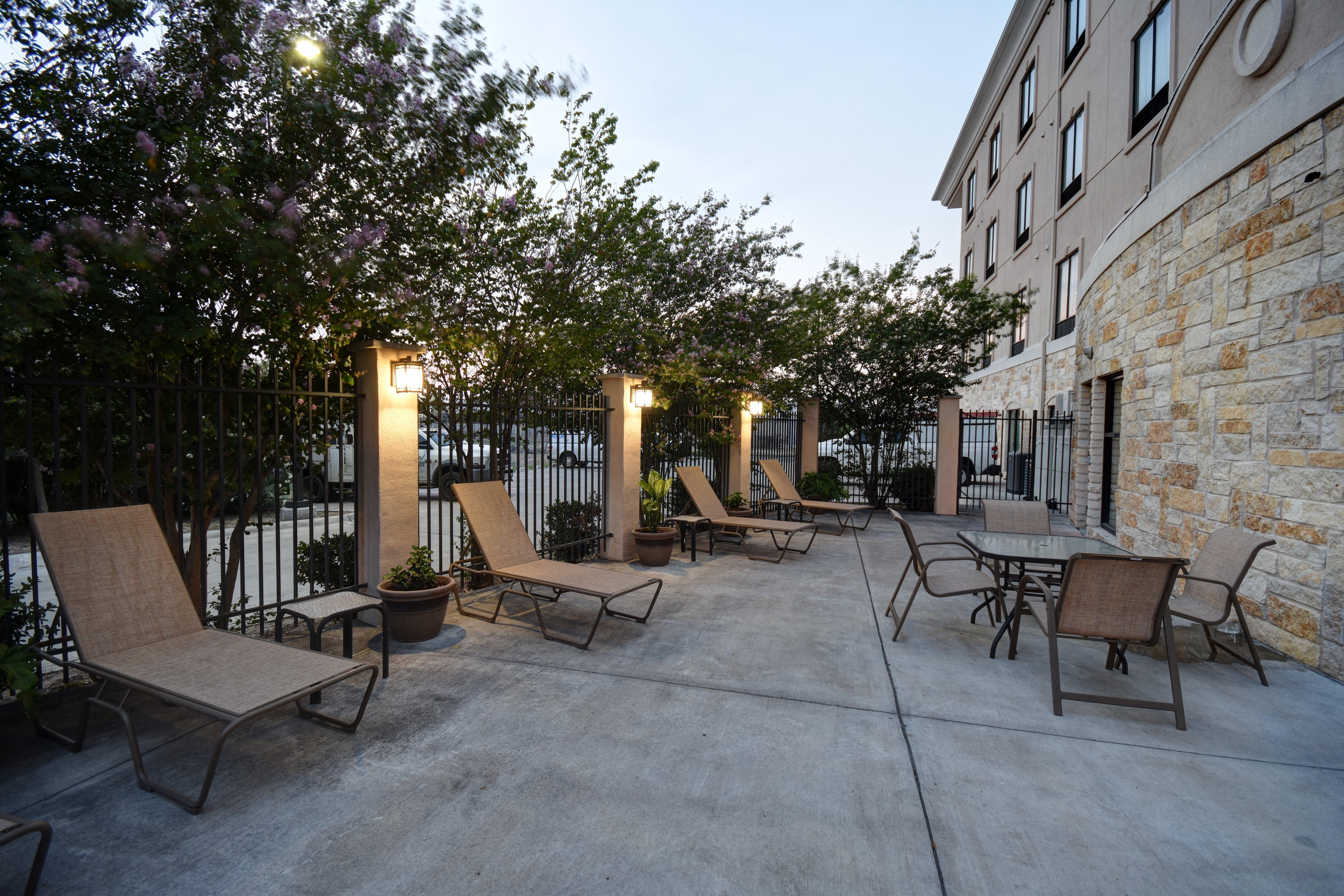 Holiday Inn Express & Suites Del Rio By Ihg Exterior photo