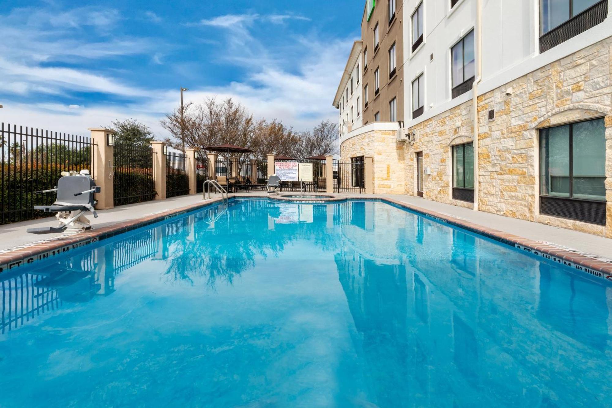 Holiday Inn Express & Suites Del Rio By Ihg Exterior photo