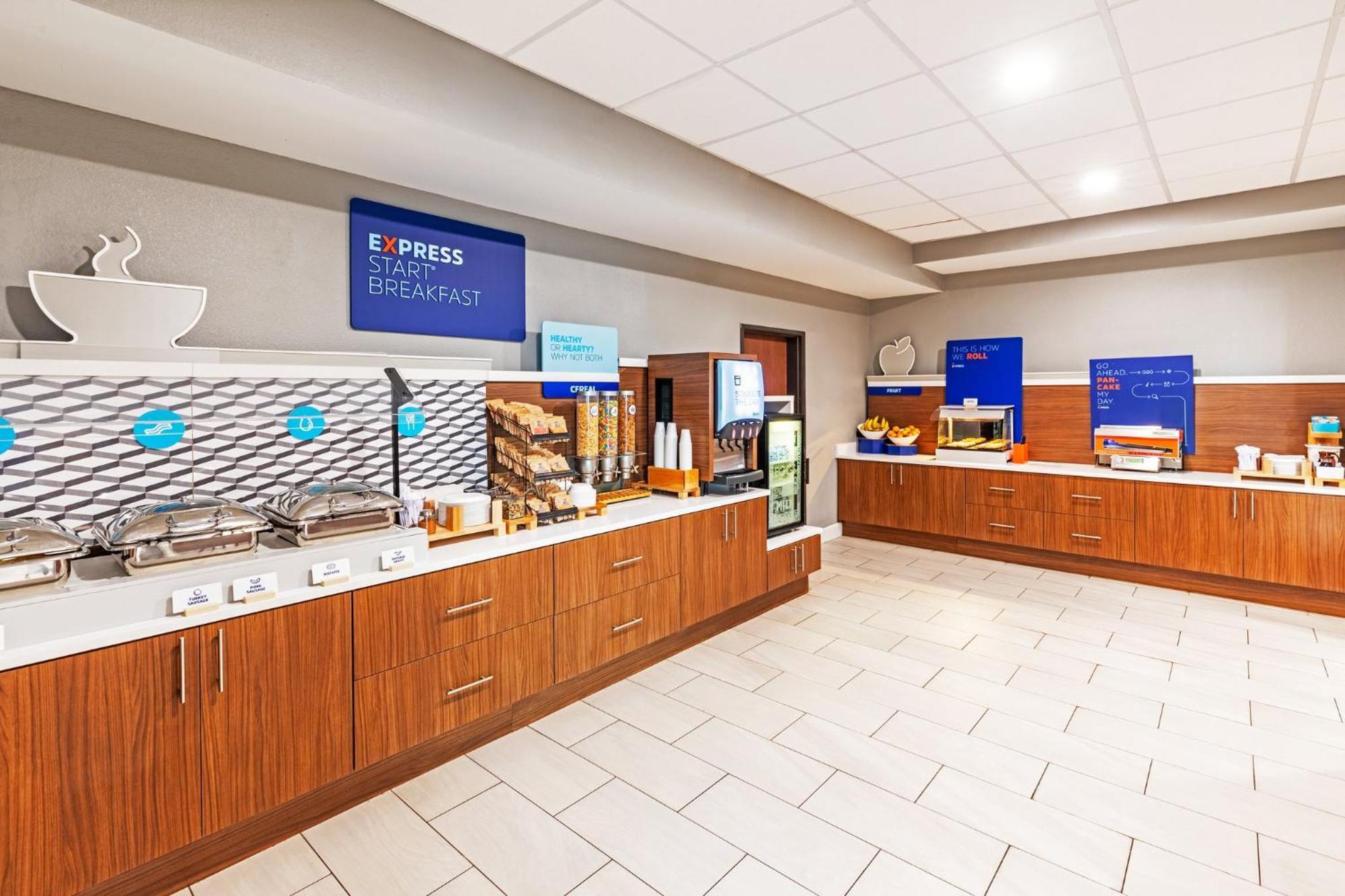 Holiday Inn Express & Suites Del Rio By Ihg Exterior photo