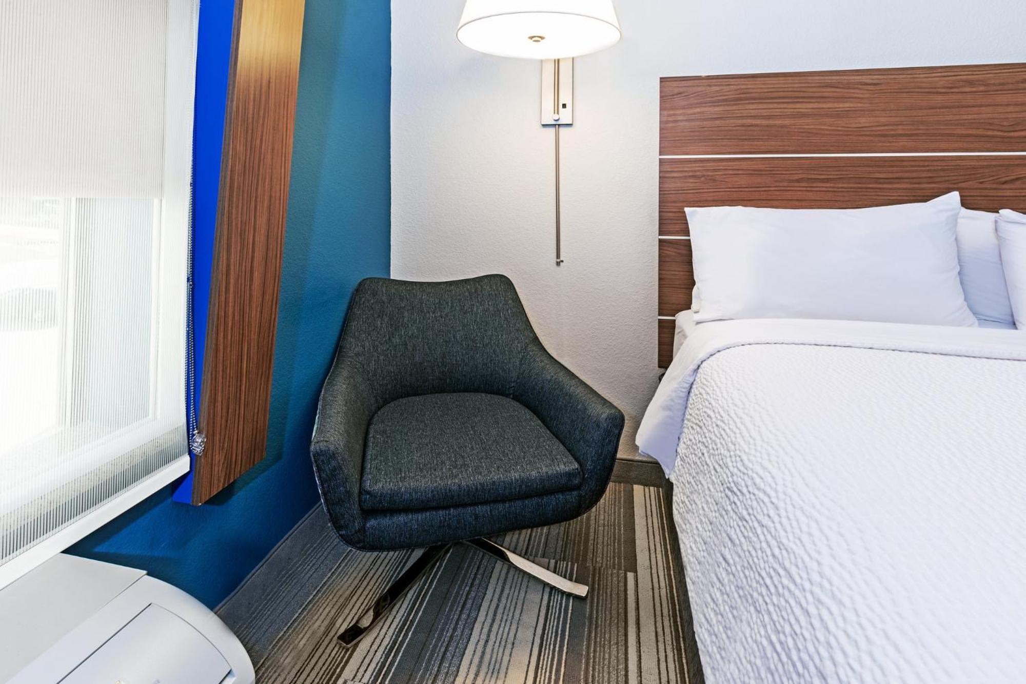 Holiday Inn Express & Suites Del Rio By Ihg Exterior photo