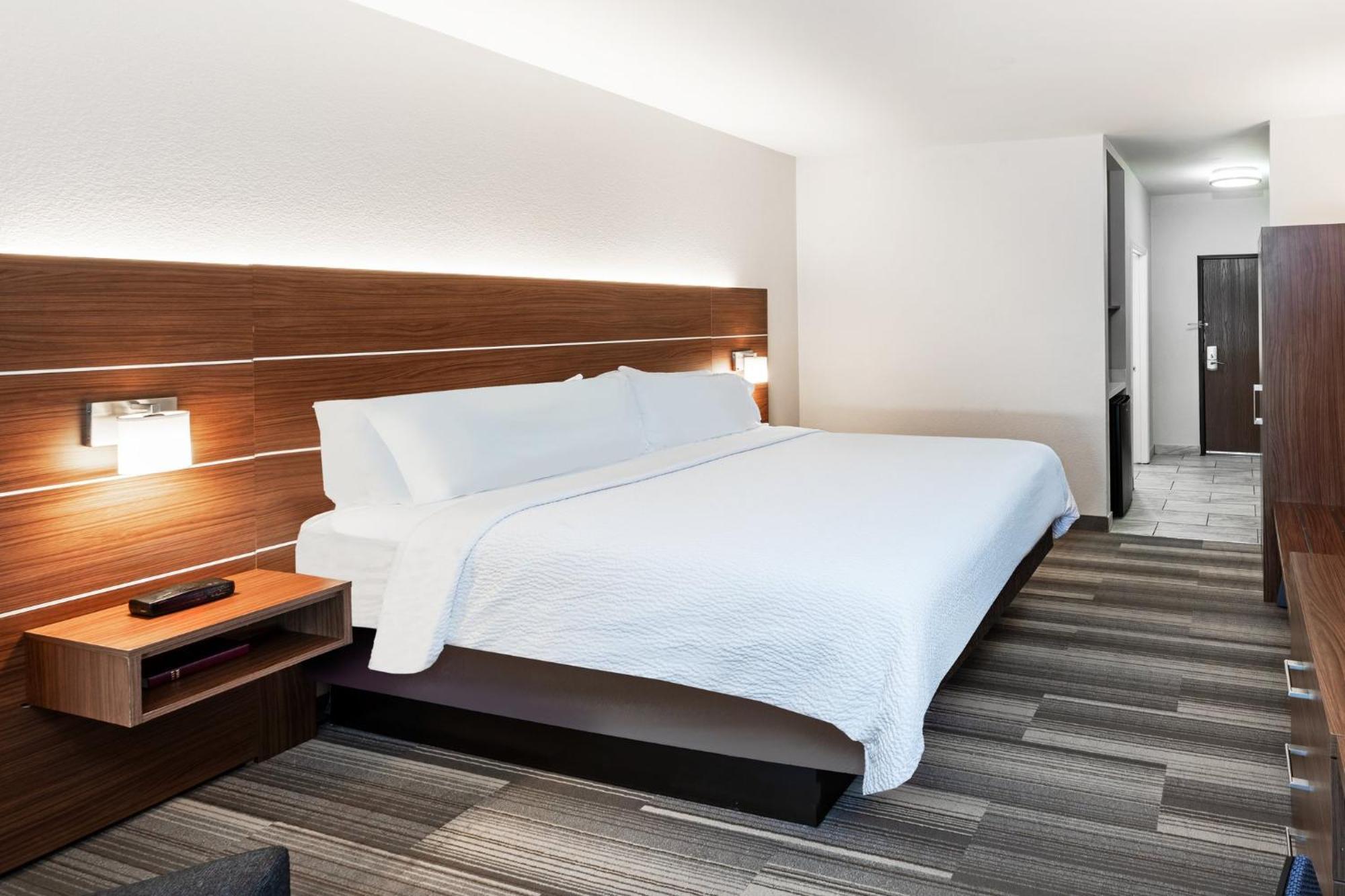 Holiday Inn Express & Suites Del Rio By Ihg Exterior photo