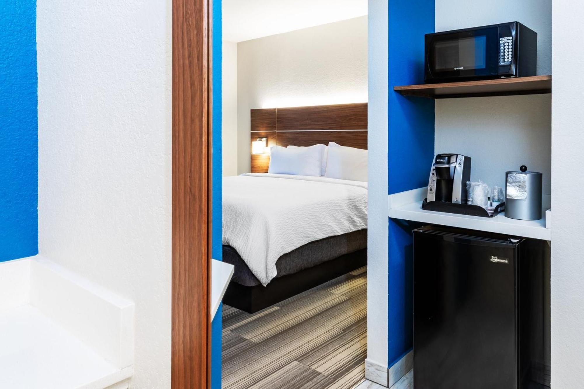 Holiday Inn Express & Suites Del Rio By Ihg Exterior photo