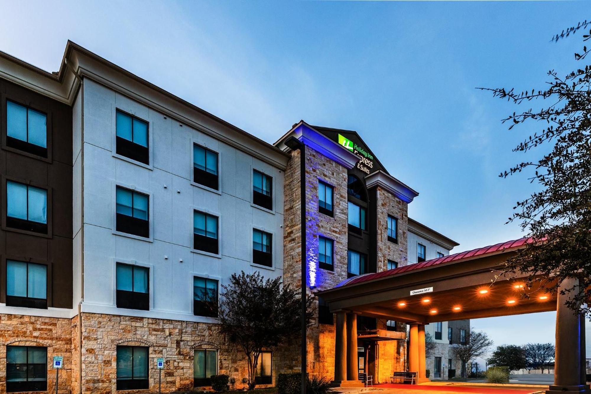Holiday Inn Express & Suites Del Rio By Ihg Exterior photo