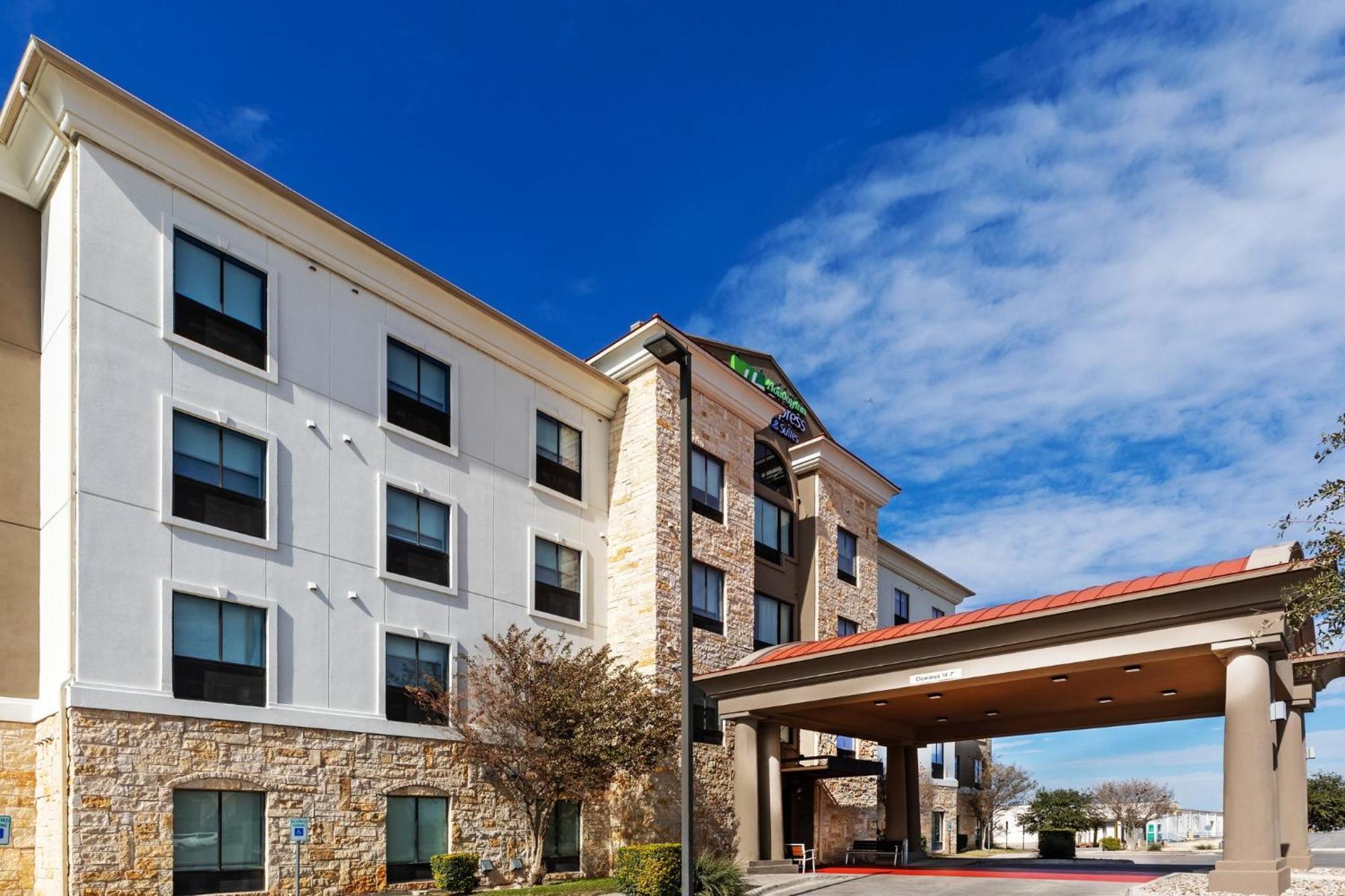 Holiday Inn Express & Suites Del Rio By Ihg Exterior photo